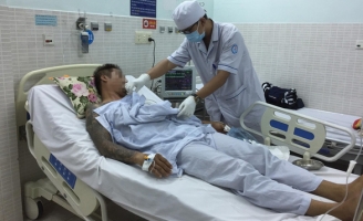 Mâu thuẫn với vợ, chồng tự đâm dao vào tim