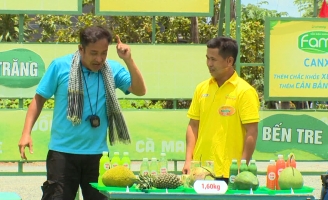 MC Đình Hiếu trao 73 triệu đồng cho hai gia đình gà trống nuôi