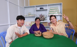 MC Hồng Phúc đưa diễn viên Huỳnh Nhu học nghề nấu sữa sen tại Đồng Tháp