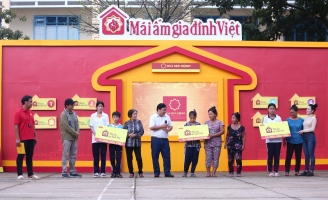 MC Quyền Linh, Hứa Vĩ Văn và Tố My bỏ tiền túi tặng nhiều phần quà ý nghĩa cho các em nhỏ mồ côi