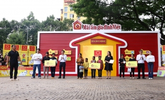 MC Quyền Linh, Hương Giang và Phú Cường xúc động khi khán giả địa phương quyên góp tiền tặng trẻ em 