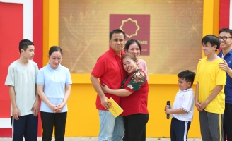 MC Quyền Linh nhận giải 