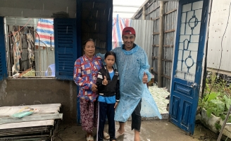 MC Quyền Linh tự tay lợp mái tôn mới tặng bé gái mồ côi cha mẹ khi chưa đầy 1 tuổi ở Cà Mau