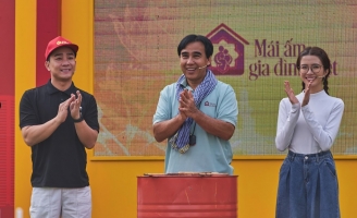 MC Quyền Linh xúc động, quyết bỏ tiền túi tặng các em nhỏ mồ côi