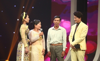 MC Vũ Mạnh Cường giúp ca sĩ Hoàng Phương Linh nói lời cảm ơn cha