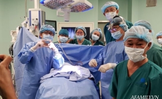 Mẹ cặp song sinh Trúc Nhi - Diệu Nhi xúc động vào thăm con sau khi tách rời