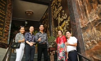 Mẹ Ngọc Sơn hạnh phúc khi cùng con trai đi làm việc thiện