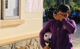 Mẹ rơi nước mắt: 'Xin chủ nghỉ mấy tiếng về đưa con đi thi mà không gặp'