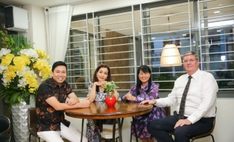 Michael Lang hạnh phúc khi gặp các nghệ sĩ kỳ cựu tại nhà riêng