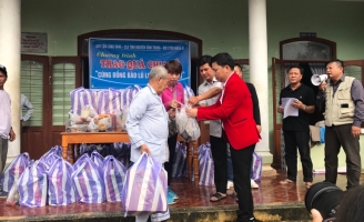 Michael Lang sẻ chia khó khăn với người dân vùng lũ Quảng Nam