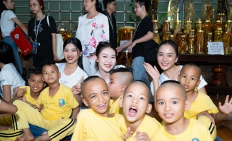 Miss Cosmo Vietnam 2023 thăm hỏi và tặng quà cho các em nhỏ tại Bến Tre