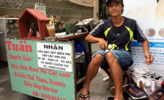 Món quà của người thợ sửa giày bên đường khiến cụ ông rơi nước mắt