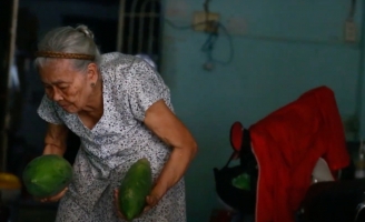 Một cụ bà ngoài 70 với sứ mệnh phát cơm miễn phí tại Sài Gòn