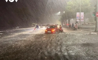 Mưa lớn kéo dài 7 tiếng, người dân Đà Nẵng chật vật chạy ngập cả đêm