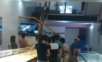 Nam sinh 14 tuổi bịt mặt, đeo găng tay đi xe đạp tới cướp tiệm vàng