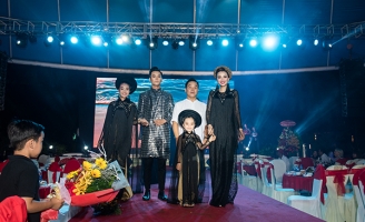 NTK Việt Hùng mang lộng lẫy đêm trăng vào Áo dài