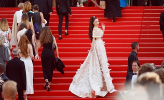 Ngày thứ ba xuất hiện tại Cannes, Lý Nhã Kỳ tiếp tục gây ấn tượng