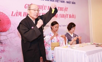 Nghệ nhân Nhật Bản hào hứng tham gia biểu diễn xếp hoa vải Tsumami