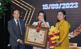 Nghệ sĩ Trúc Thy nhận Kỷ lục Việt Nam