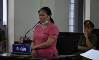 Nghẹn lòng cảnh cậu bé 5 tuổi khóc trong phiên tòa xét xử mẹ tội mua bán người