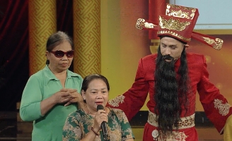 Nghị lực của người phụ nữ khiếm thị nuôi mẹ già, chăm em bệnh nặng