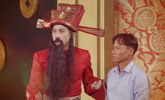 Nghị lực phi thường của hai vợ chồng khiếm khuyết ở Cà Mau nuôi hai con mắc bạo bệnh