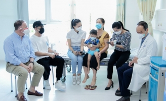  Ngô Thanh Vân, Jun Phạm, Huy Trần đến thăm và tặng quà trẻ bị bệnh tim