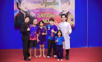 Ngọc Sơn đấu bóng bàn cùng nhà vô địch thế giới Satoshi Aida