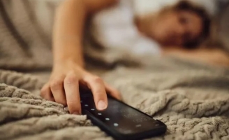 Ngủ cạnh điện thoại vào ban đêm, bạn phải lưu ý 2 điều này