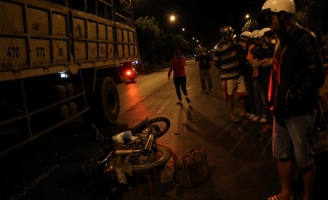 Người đàn ông ngã xuống đường sau tai nạn bị xe tải cán tử vong