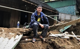 Người dân vùng rốn lũ Nghệ An lội bùn, xới đất tìm tài sản bị chôn vùi