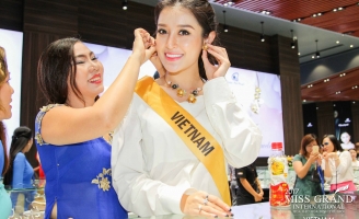 Người đẹp MGI thích thú với trang sức ngọc trai Phú Quốc