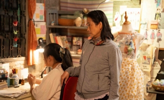 Người mẹ lặng lẽ nhưng kiên cường trong Lật Mặt 8: Vòng Tay Nắng