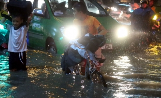 Người Sài Gòn lại đối mặt với mưa và triều cường vài ngày tới
