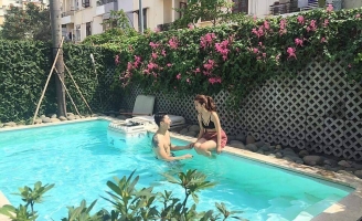 “Người tình” Ngọc Trinh bất ngờ tình tứ với “gái lạ”