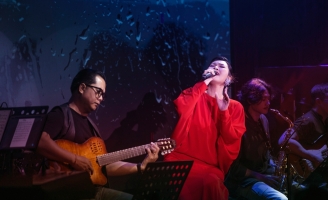 Nguyễn Hồng Nhung xúc động khi hội ngộ khán giả Việt Nam sau thời gian dài