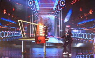 Nguyễn Huy gây bất ngờ khi vừa nhảy vừa làm ảo thuật