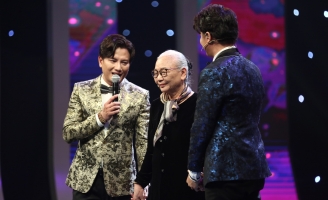 Nguyễn Lê Bá Thắng xúc động cất tiếng hát cảm ơn người mẹ U90 tại Sân khấu đầu tiên