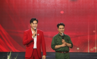 Nguyễn Phương Thanh được Hồng Mơ thị phạm ngay tại sân khấu