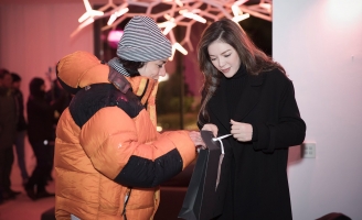Nhà sản xuất Lý Nhã Kỳ đến Pháp tặng quà năm mới cho đoàn làm phim Angel’s Face