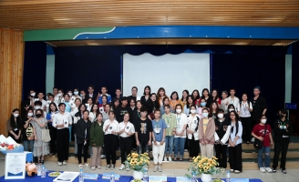 Nhà văn Amanda Huỳnh, MC Tùng Leo truyền cảm hứng cho sinh viên Trường Đại học Văn Hiến