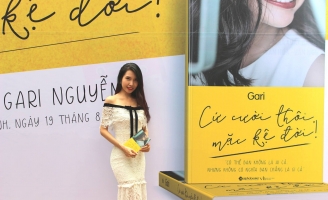 Nhạc sĩ Đỗ Thụy Khanh rạng rỡ đến chúc mừng Gari Nguyễn ra mắt sách mới