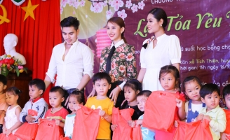 Nhân dịp trung thu, Hoa Hậu Chi Nguyễn tổ chức trao học bổng hiếu học tại quê nhà Vĩnh Long