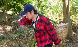 Nhận lương 300.000 đồng Huy Khánh đỏ mặt tía tai vì vác giỏ xoài 80kg