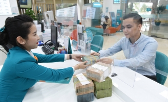 Nhận quà tương đương lãi suất đến 0,8%/năm cho tháng đầu tiên khi gửi tiết kiệm