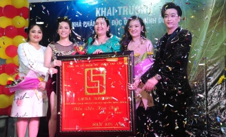 Nhật Kim Anh diện váy xẻ cao mừng chị gái Kim Tính lên chức bà chủ