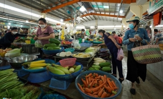 Nhiều chợ ở TP.HCM đóng cửa khiến giá rau tăng cao, hàng thịt ế ẩm