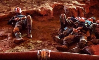 Nhóm cứu hộ đội bóng Thái Lan kiệt sức trong bùn lầy làm nên phép màu