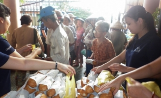 Những ổ bánh mì nghĩa tình