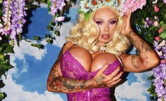 Nổ ngực khi bơm silicon, diễn viên người Anh kêu gọi giúp đỡ